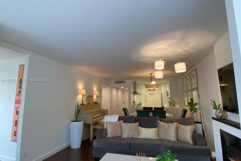 Condo in Hallandale Beach, Florida, 1 bedroom  № 2059261 - photo 13