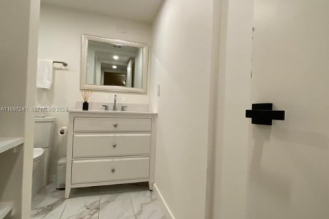Condo in Hallandale Beach, Florida, 1 bedroom  № 2059261 - photo 15