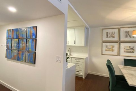 Condo in Hallandale Beach, Florida, 1 bedroom  № 2059261 - photo 26