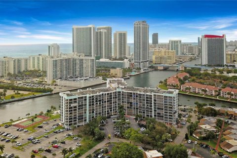 Condo in Hallandale Beach, Florida, 1 bedroom  № 2059261