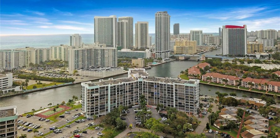 Condo in Hallandale Beach, Florida, 1 bedroom  № 2059261