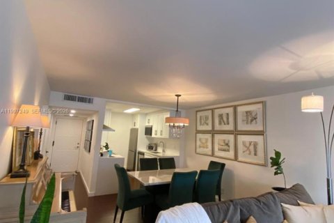 Condo in Hallandale Beach, Florida, 1 bedroom  № 2059261 - photo 24