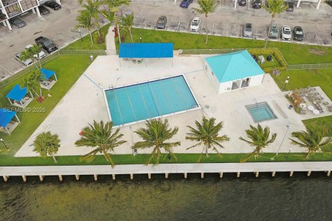 Condo in Hallandale Beach, Florida, 1 bedroom  № 2059261 - photo 3