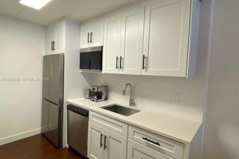 Condo in Hallandale Beach, Florida, 1 bedroom  № 2059261 - photo 28