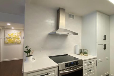 Condo in Hallandale Beach, Florida, 1 bedroom  № 2059261 - photo 20