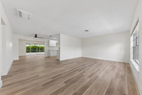 House in Lake Worth, Florida 3 bedrooms, 160.35 sq.m. № 2168838 - photo 5