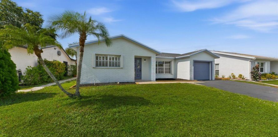 House in Lake Worth, Florida 3 bedrooms, 160.35 sq.m. № 2168838