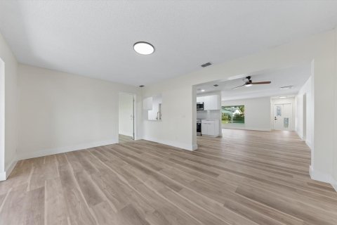 House in Lake Worth, Florida 3 bedrooms, 160.35 sq.m. № 2168838 - photo 14