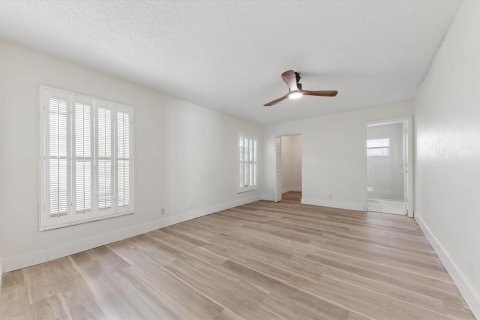 House in Lake Worth, Florida 3 bedrooms, 160.35 sq.m. № 2168838 - photo 17
