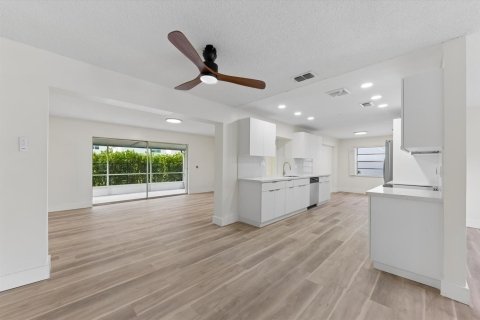 House in Lake Worth, Florida 3 bedrooms, 160.35 sq.m. № 2168838 - photo 9