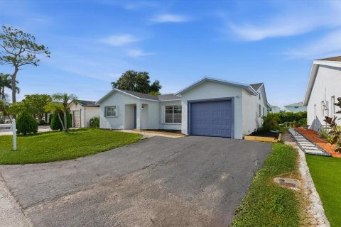House in Lake Worth, Florida 3 bedrooms, 160.35 sq.m. № 2168838 - photo 4