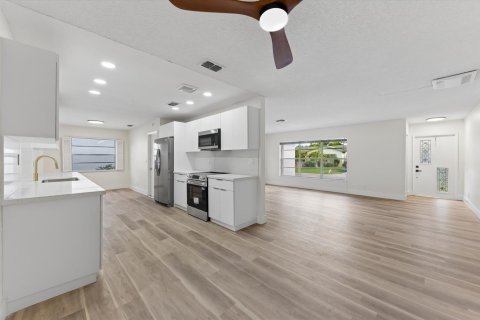 House in Lake Worth, Florida 3 bedrooms, 160.35 sq.m. № 2168838 - photo 10