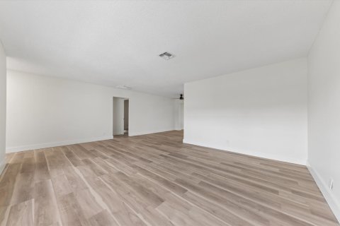 House in Lake Worth, Florida 3 bedrooms, 160.35 sq.m. № 2168838 - photo 8