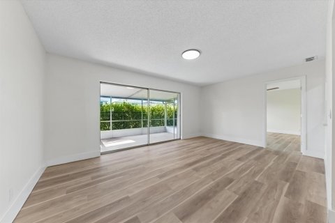 House in Lake Worth, Florida 3 bedrooms, 160.35 sq.m. № 2168838 - photo 15