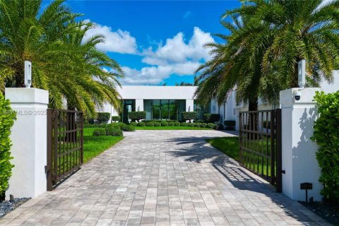 House in Southwest Ranches, Florida 5 bedrooms, 513.94 sq.m. № 1994992