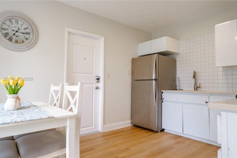 Villa ou maison à vendre à Hollywood, Floride: 2 chambres, 69.12 m2 № 1976861 - photo 16