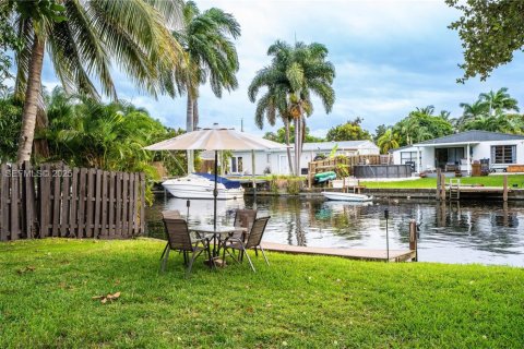 Villa ou maison à vendre à Hollywood, Floride: 2 chambres, 69.12 m2 № 1976861 - photo 8