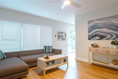 Villa ou maison à vendre à Hollywood, Floride: 2 chambres, 69.12 m2 № 1976861 - photo 19