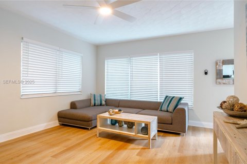 Villa ou maison à vendre à Hollywood, Floride: 2 chambres, 69.12 m2 № 1976861 - photo 18