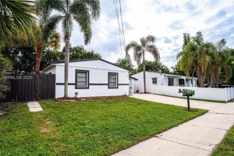 Villa ou maison à vendre à Hollywood, Floride: 2 chambres, 69.12 m2 № 1976861 - photo 2