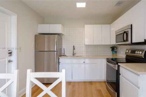 Villa ou maison à vendre à Hollywood, Floride: 2 chambres, 69.12 m2 № 1976861 - photo 17