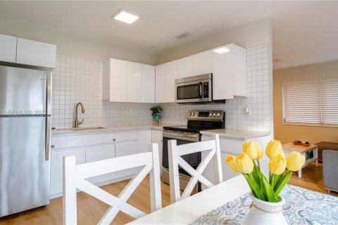 Villa ou maison à vendre à Hollywood, Floride: 2 chambres, 69.12 m2 № 1976861 - photo 14