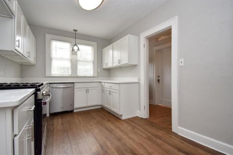 House in Gainesville, Florida 4 bedrooms, 194.82 sq.m. № 2210055 - photo 8