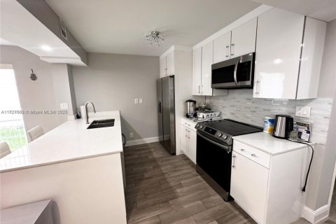 Townhouse in Hallandale Beach, Florida 4 bedrooms, 193.52 sq.m. № 1859404 - photo 6