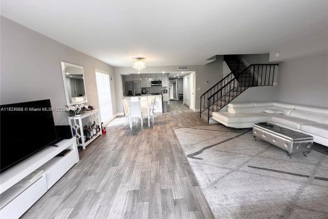 Townhouse in Hallandale Beach, Florida 4 bedrooms, 193.52 sq.m. № 1859404 - photo 15