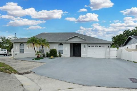 Casa en venta en Tampa, Florida, 4 dormitorios, 231.51 m2 № 2387485 - foto 2