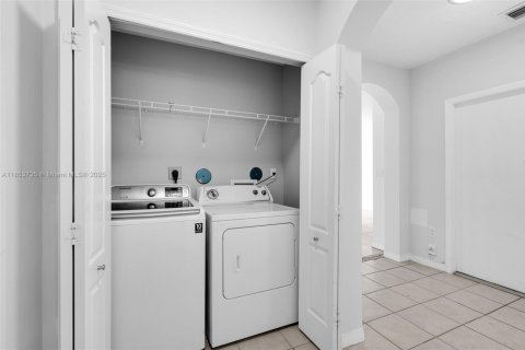 Townhouse in Miramar, Florida 2 bedrooms, 121.98 sq.m. № 1872393 - photo 22