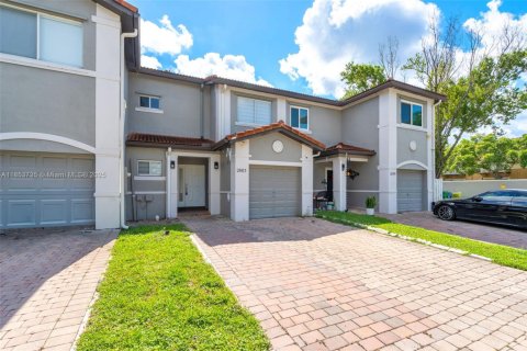 Townhouse in Miramar, Florida 2 bedrooms, 121.98 sq.m. № 1872393 - photo 2