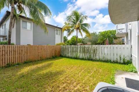Townhouse in Miramar, Florida 2 bedrooms, 121.98 sq.m. № 1872393 - photo 24