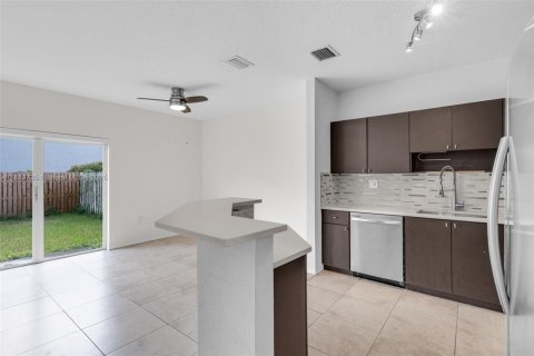 Townhouse in Miramar, Florida 2 bedrooms, 121.98 sq.m. № 1872393 - photo 5