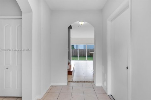 Townhouse in Miramar, Florida 2 bedrooms, 121.98 sq.m. № 1872393 - photo 4