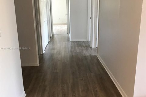 Copropriété à louer à Miami, Floride: 3 chambres, 107.02 m2 № 1929361 - photo 1