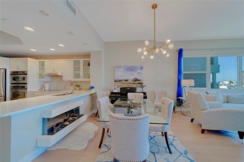 Condo in Redington Shores, Florida, 3 bedrooms  № 2214952 - photo 17