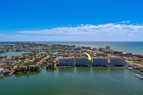 Condo in Redington Shores, Florida, 3 bedrooms  № 2214952