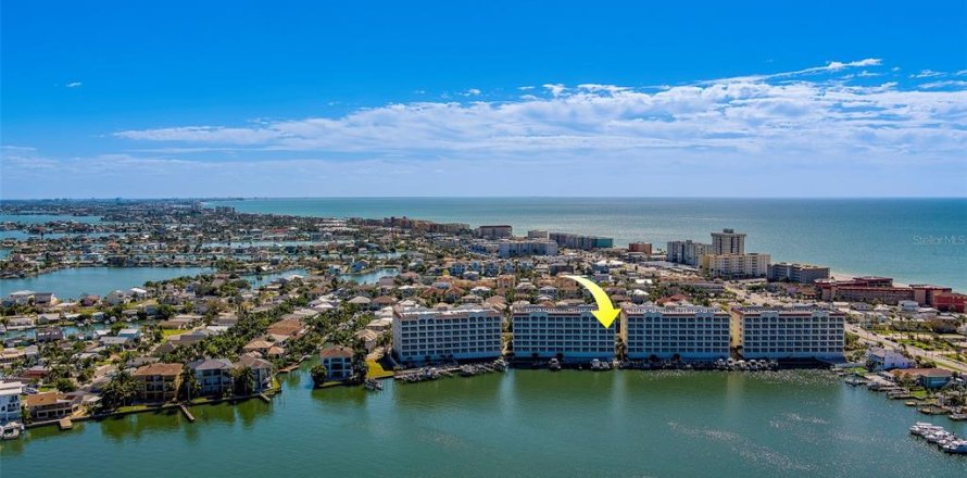 Condo in Redington Shores, Florida, 3 bedrooms  № 2214952