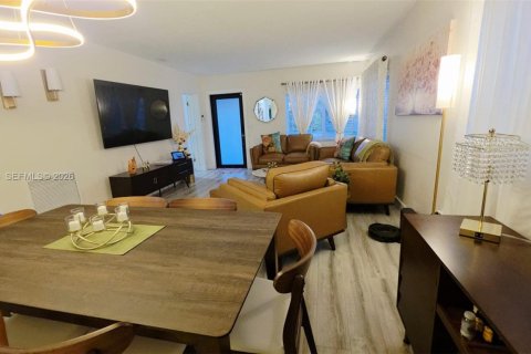 Casa en venta en Virginia Gardens, Florida, 3 dormitorios, 119.66 m2 № 2032443 - foto 4