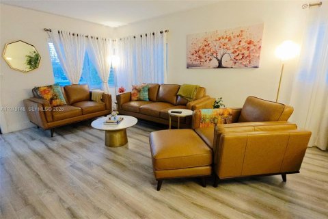 Casa en venta en Virginia Gardens, Florida, 3 dormitorios, 119.66 m2 № 2032443 - foto 2