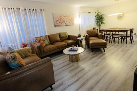 Casa en venta en Virginia Gardens, Florida, 3 dormitorios, 119.66 m2 № 2032443 - foto 3