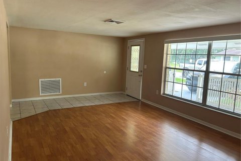 Villa ou maison à louer à New Port Richey, Floride: 3 chambres, 121.42 m2 № 2385650 - photo 3