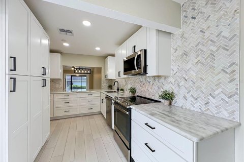Touwnhouse à vendre à Apopka, Floride: 2 chambres, 107.02 m2 № 2427489 - photo 12