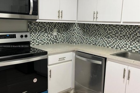 Condo in Hallandale Beach, Florida, 2 bedrooms  № 1869918 - photo 5