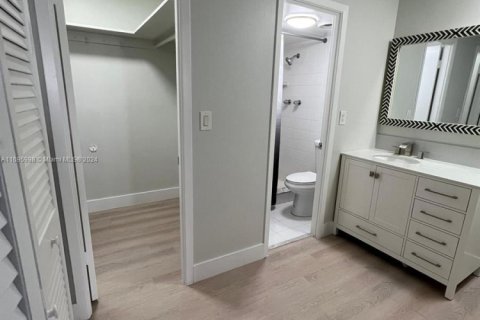 Condo in Hallandale Beach, Florida, 2 bedrooms  № 1869918 - photo 11