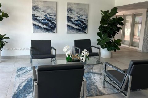 Condo in Hallandale Beach, Florida, 2 bedrooms  № 1869918 - photo 1