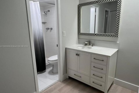Condo in Hallandale Beach, Florida, 2 bedrooms  № 1869918 - photo 12