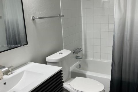 Condo in Hallandale Beach, Florida, 2 bedrooms  № 1869918 - photo 9