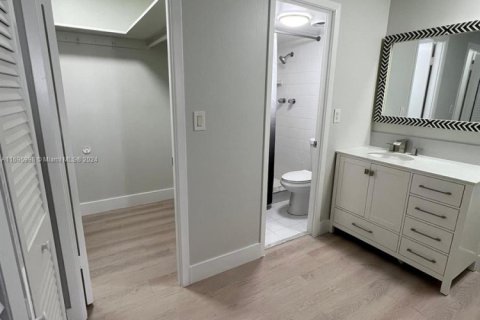Condo in Hallandale Beach, Florida, 2 bedrooms  № 1869918 - photo 13